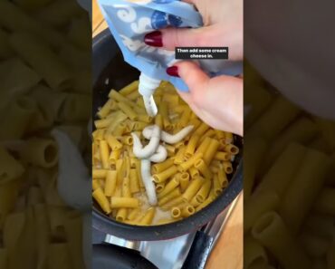 One pot Tuscan Pasta Follow @lainiecooks_ for more easy & One pot Tuscan Pasta Follow @lainiecooks_ for more easy &